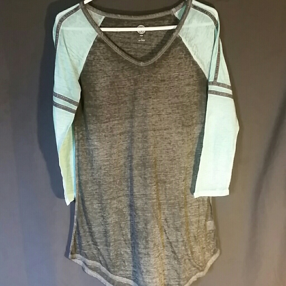 So brand 3/4 sleeve raglan t-shirt. Size Small